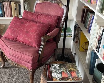 The Library, a 1-bedroom apartment in Hannibal awaits your visit. - Hannibal - Lounge