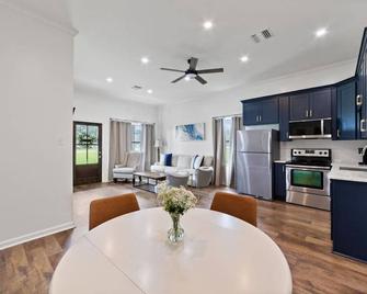 Country Living Close to the City - Youngsville - Comedor