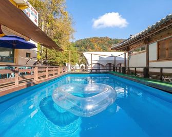 Gapeyong Fourseason Pet Glamping Caravan - Namyangju - Pool