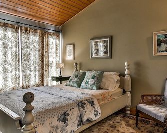 Woodside Inn - Harrison Mills - Bedroom