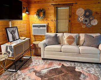 Secluded Farmstay Pool, Hot Tub & Farm Animals - Eutawville - Wohnzimmer