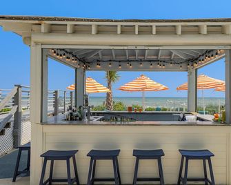 Crystal Coast Oceanfront Hotel - Pine Knoll Shores - Balkon