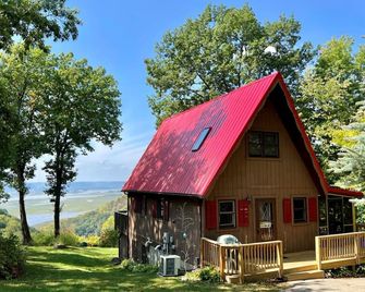 Vistaview Chalet! Gorgeous Mississippi River view with year-round HOT TUB! - Ferryville - Building