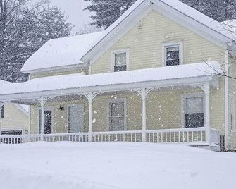 Warrensburg Home about 6 Mi to Lake George! - Warrensburg - Building