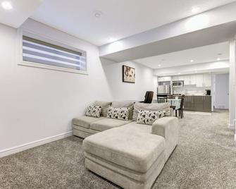 Comfortable Basement Suite in SW Edmonton - Edmonton - Living room