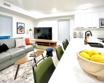 T201 Brand New Downtown Canmore 3bd & 2bt, Bbq, Free Parking - Canmore - Living room