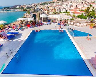 فندق ديريجي - كوساداسي - حوض السباحة