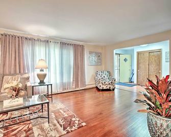 Home with Yard and Patio about 30 Mi to Downtown Chicago - Matteson - Вітальня