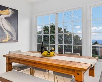 The Pelican - Encinitas - Comedor