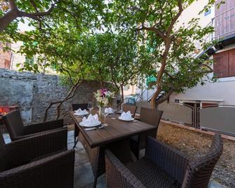 Riva Suite 2 - Komiza - Hàng hiên