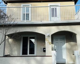 Walkout Basement Suite with Parking - Calgary - Gebouw