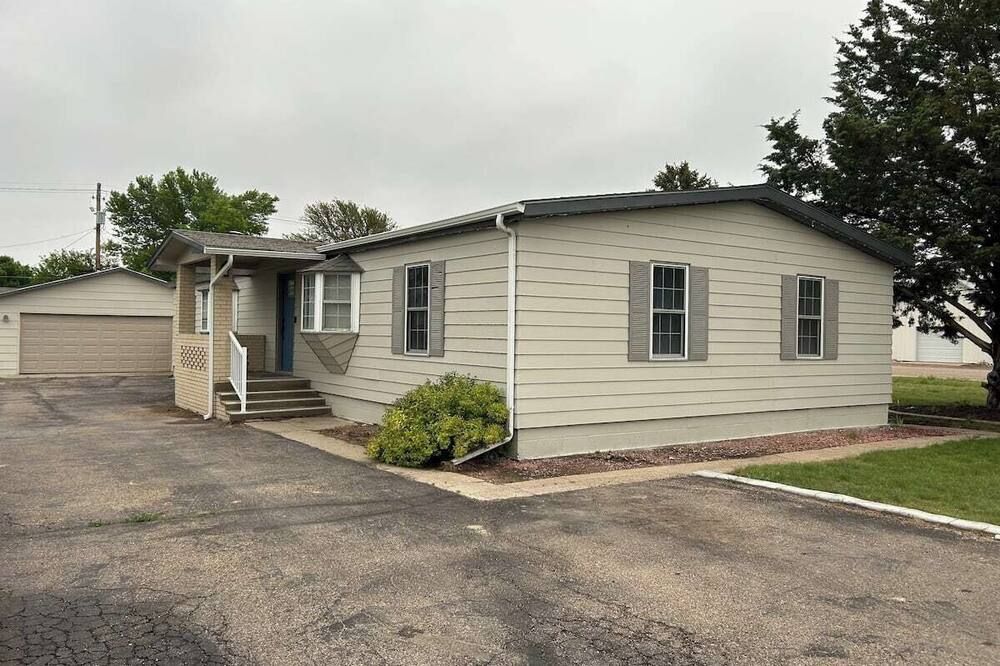 Discover comfort & convenience w spacious 3bed/2bath home located just off I-70 - Goodland - Edificio