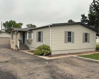 Discover comfort & convenience w spacious 3bed/2bath home located just off I-70 - Goodland - Edificio