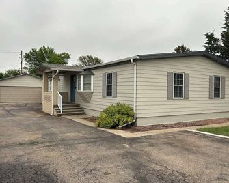 Discover comfort & convenience w spacious 3bed/2bath home located just off I-70 - Goodland - Edificio