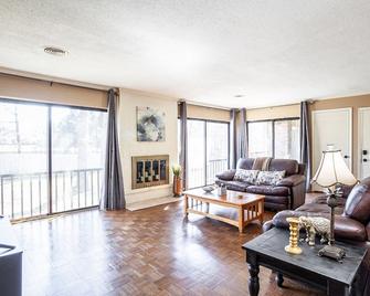 2 Br in Germantown Long-term stays - Germantown - Living room