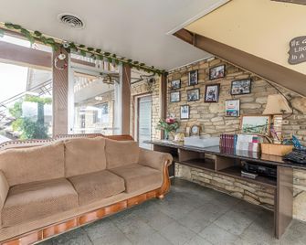 Cannon Inn By Capital O Gonzales Tx - Gonzales - Receptionist