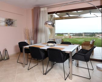 Pefkochori villa with a stunning panoramic view and a waterfall private pool. - Pefkochori - Essbereich