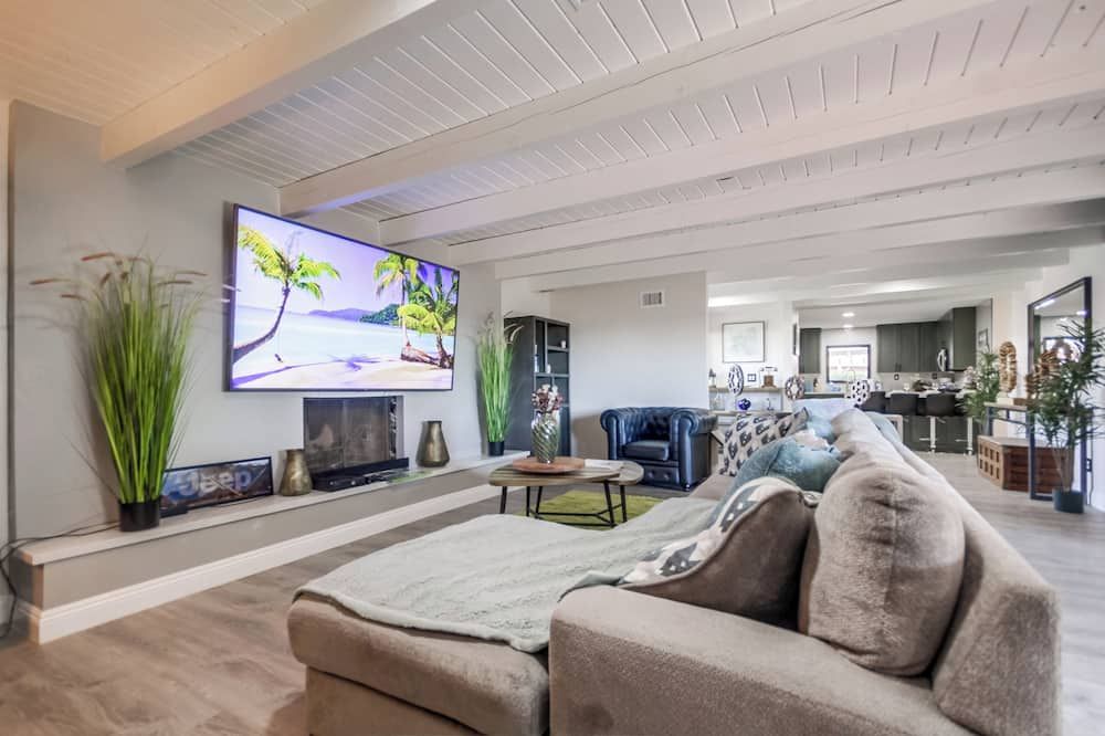 Home W Gated Yard, 100' Tv, 1 Gbps Wifi, 3br - 2bth