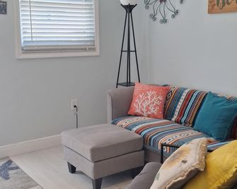 Near Beach Walk And Bike Everywhere Fenced Backyard - Naples - Sala de estar