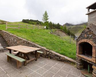 Chalet duplex à Peyragudes: 6 pers, 3 ch, BBQ, accès sentiers, Skyvall et services en option - FR-1-695-48 - Germ - Patio