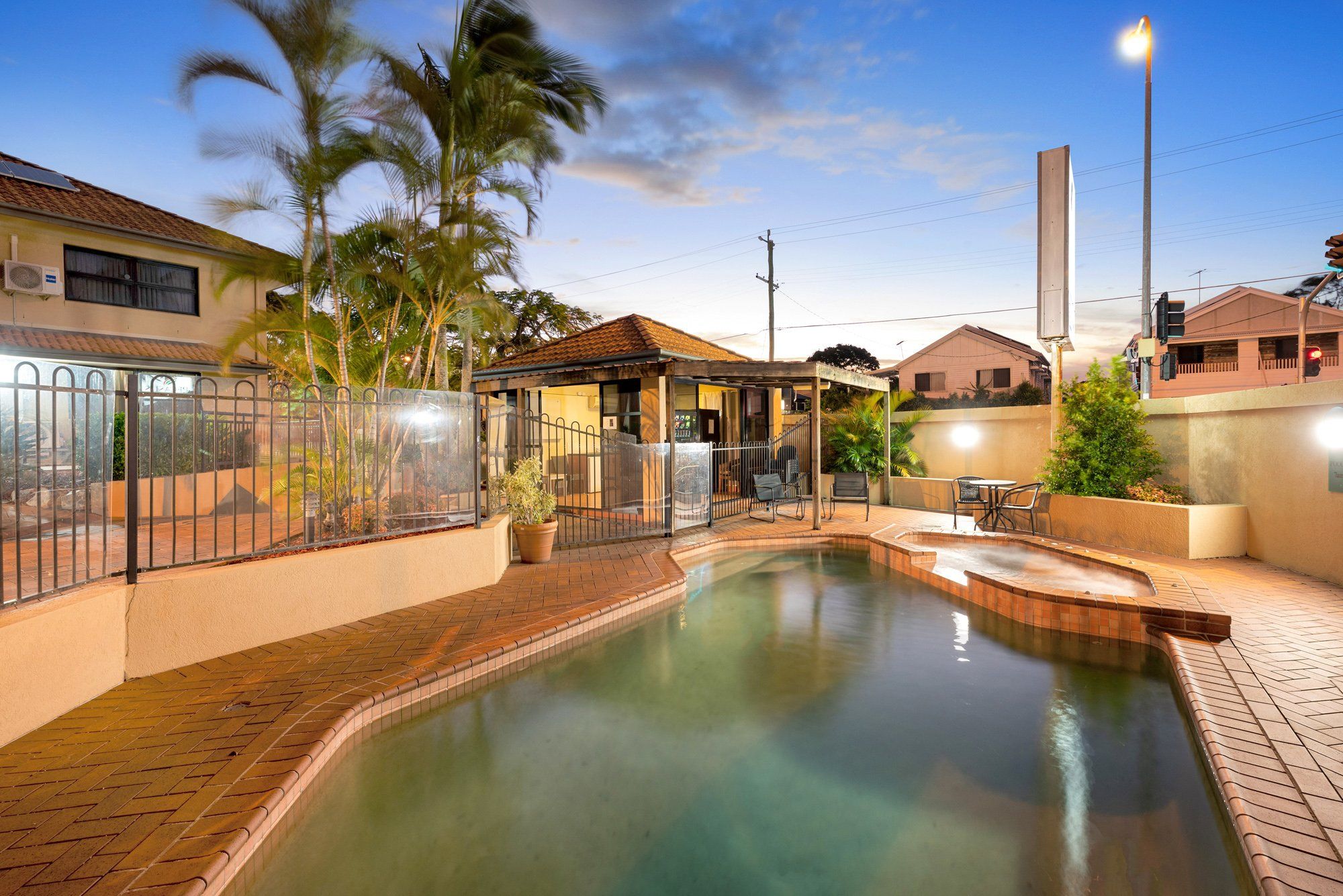 Pegasus Motor Inn and Serviced Apartments - בריסביין - בריכה