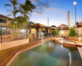 Pegasus Motor Inn and Serviced Apartments - בריסביין - בריכה