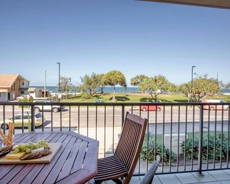 Kings Beach Oceanfront Apartment With Pool - Kings Beach - Balcony