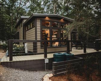Leprechaun Lodge at The Retreat at Deer Lick Falls - Monteagle - Budova
