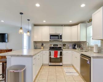 Less Than 3 Mi to Juno Beach Coastal Townhome with Patio! - North Palm Beach - Kitchen