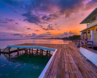 Grand Oceanfront Home With Private Spa, Spacious Living Areas, Stunning Views - Utila - Piscina