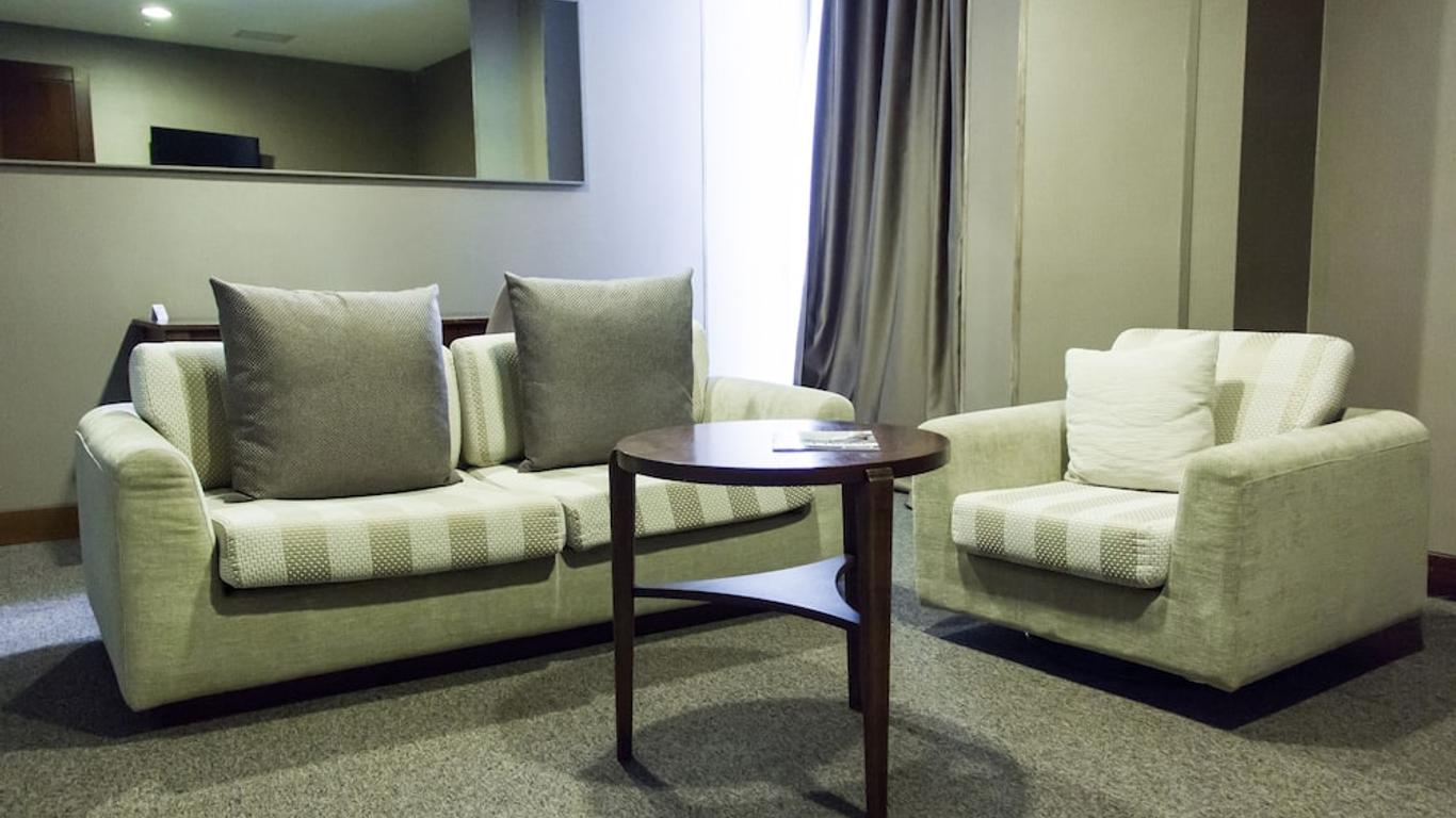 Parkside Hotel & Apartments