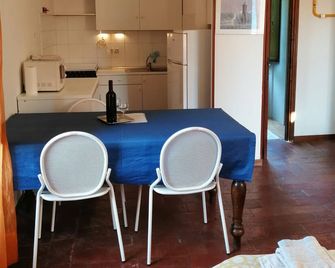 Lakefront studio with garden - Sale Marasino - Essbereich
