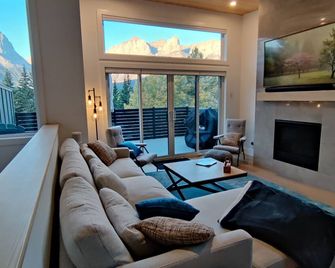 Comfortable Townhome w/ Stunning Views, 4 bdrms, Deck, & Fireplace - Canmore - Salon