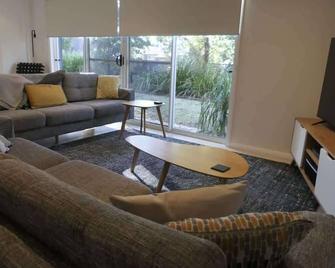 Acacia on Orion Beach - Pet-friendly coastal home - Vincentia - Huiskamer