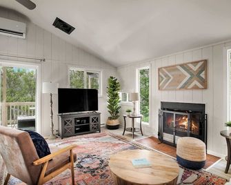 Modern Cabin w Hot Tub, Wifi & Huge Deck! - Hedgesville - Salon