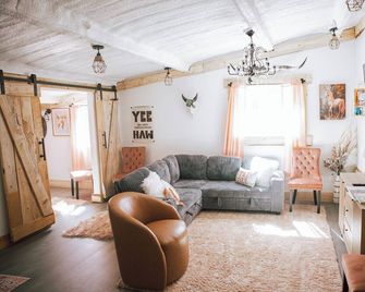 The Pink Hayloft - Nephi - Huiskamer