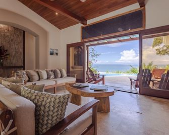 Luxury Home, Amazing Ocean Views! Front Row, Walk to the Beach! Sleeps up to 16 - Dominical - Living room
