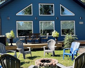 Kinabik Cabin / Half block from beach, quiet cottage district - Sylvan Lake - Patio