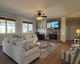 The Blue Heron Lakehouse! Superb 6-BR home Logan Martin Lake in charming Lincoln - Lincoln - Living room