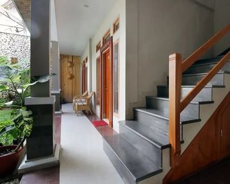 Airy Rantepao Kartika 2 Toraja Utara - Rantepao - Escaleras