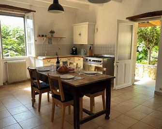 Secluded Gite, private garden, large heated pool, tranquil setting - Cuzorn - Salle à manger