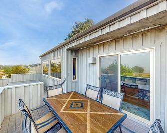 Ocean view home with fireplace, deck, private hot tub & grill - The Sea Ranch - Balcony