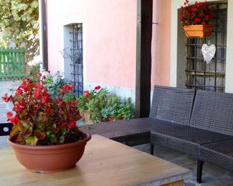 Holiday Home in Mulazzo with Natural Pond - Mulazzo - Patio