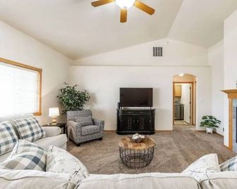 Charming 3-bedroom house in Twin Falls with King beds, BBQ grill - Twin Falls - Wohnzimmer