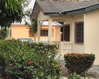 Home with a view for guests and visitors - Winneba - Vista del exterior