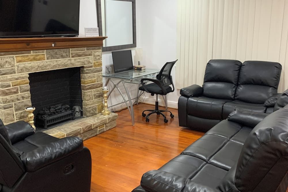 family-friendly 2-bedroom home in Baltimore with WiFi, AC, Pool table, Poker - بالتيمور - غرفة معيشة