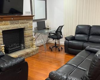 family-friendly 2-bedroom home in Baltimore with WiFi, AC, Pool table, Poker - Baltimora - Soggiorno