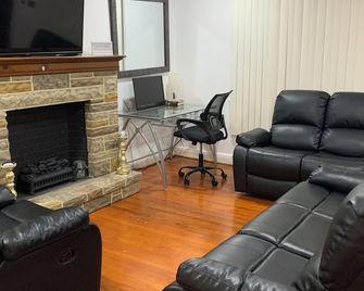 family-friendly 2-bedroom home in Baltimore with WiFi, AC, Pool table, Poker - بالتيمور - غرفة معيشة