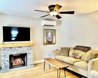 Phenomenal location in Bath, ME- Comfortable,3 BR, 2 bath, Close to Everything! - Bath - Wohnzimmer