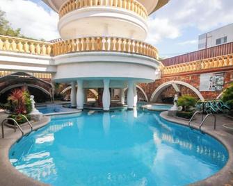 Casablanca Hotel Condominium Resort - Subic Bay Freeport Zone - Piscina